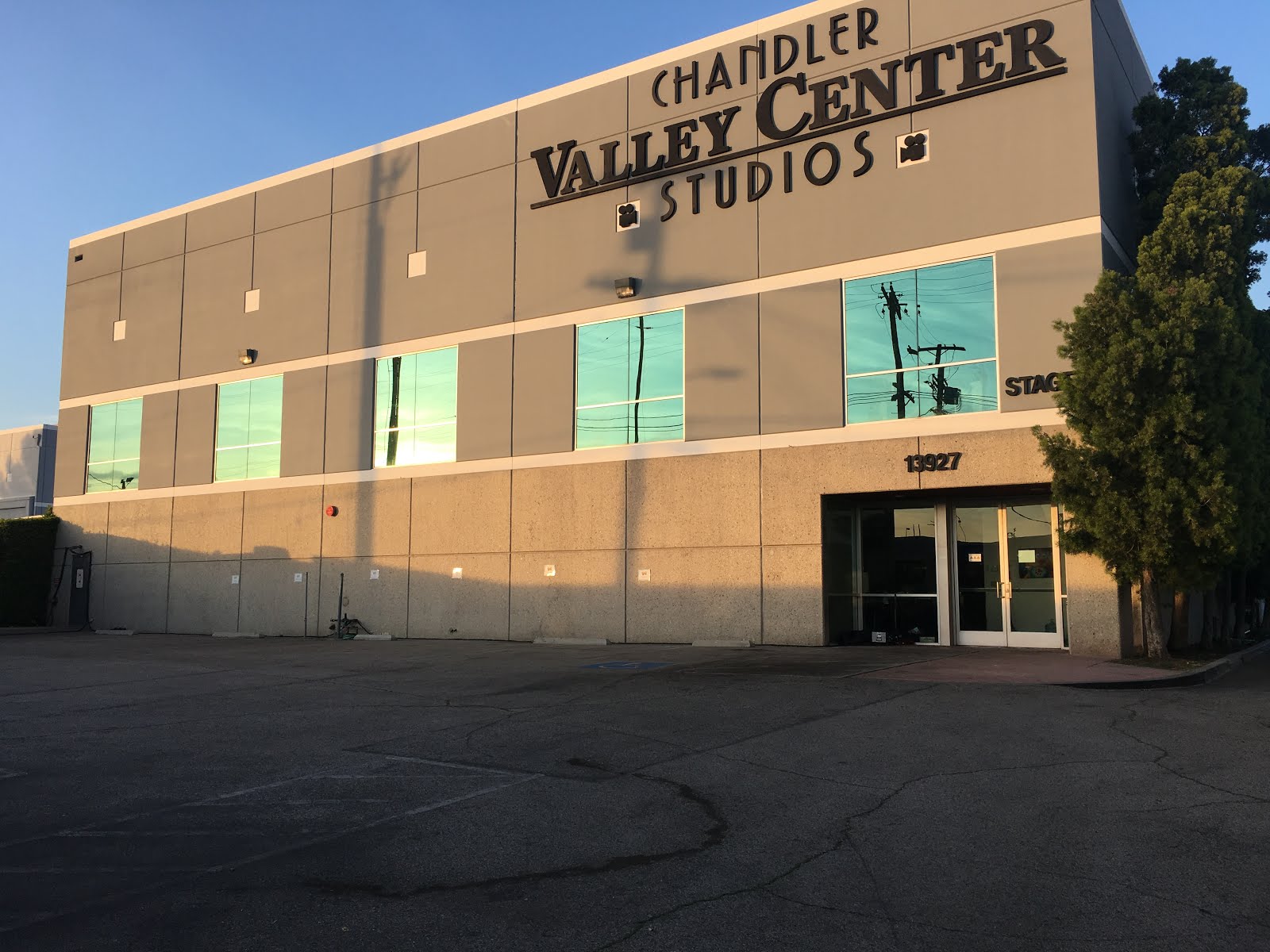 Experiencing Los Angeles "The Office" filming location and Cliffton's