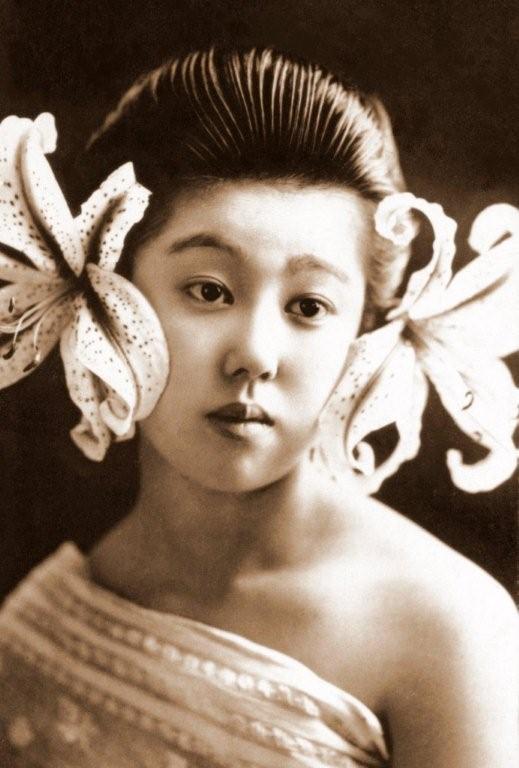 vintage everyday: Rare Photos of Geisha and Maiko Without 