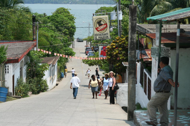 CALLE PRINCIPAL DE LIVINGSTON, IZABAL