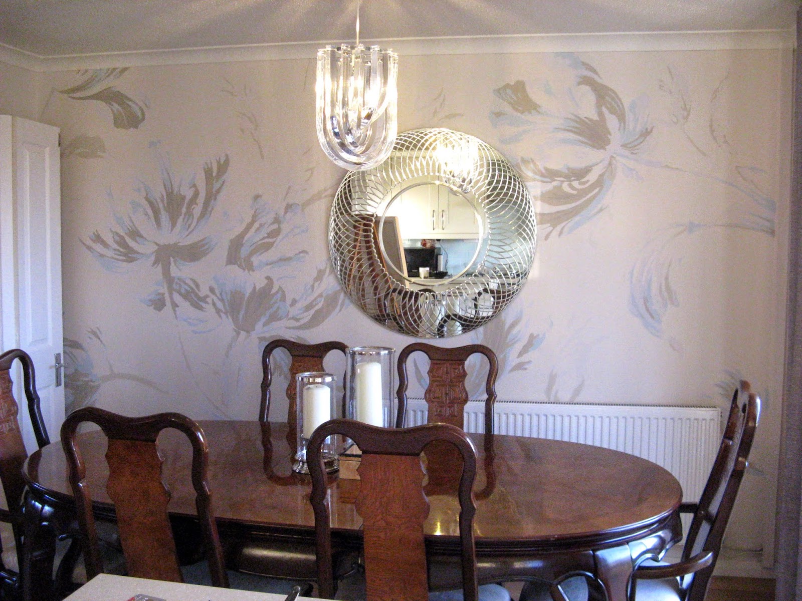 ARTISTIC TOUCH: Dining Room Feature Wall