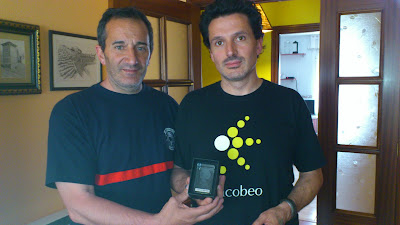 Manuel Gallego entrega a Santiago Nieto uno de los premios a colaboradores