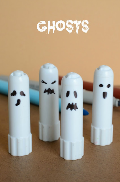 tutorial di halloween da fare con i bambini, per realizzare piccoli fantasmi con i tappi dei pennarelli