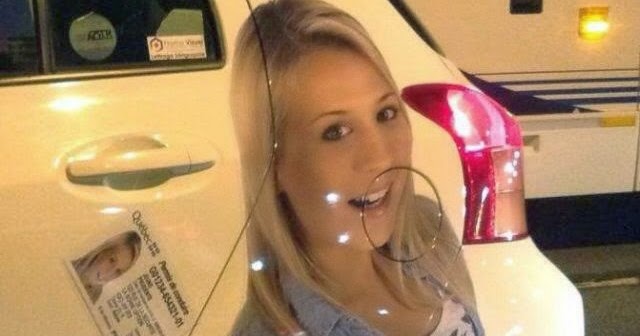 Грудастая блонда моет машины на заправке и подставляет письку под язык подруги