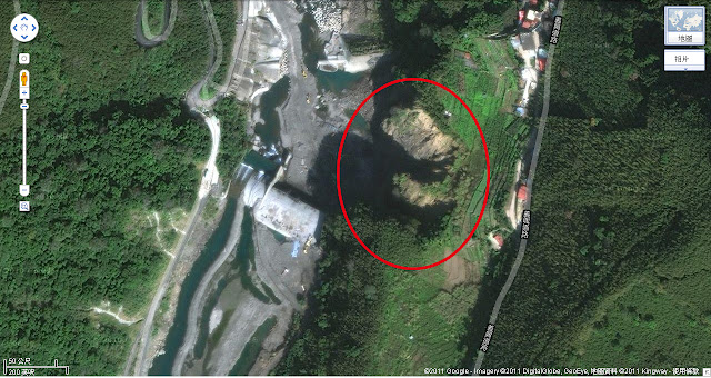 義興部落，紅色圈起處為崩塌形成的缺口。