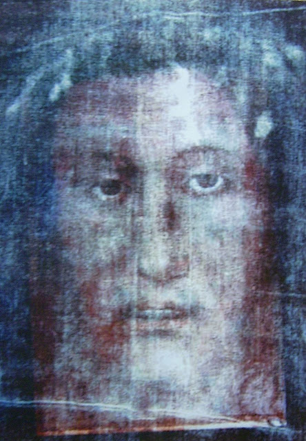 Superposição fotográfica sobre o Santo Sudário de Turim apresentou resultados muito sugestivos Superposição fotográfica sobre o Santo Sudário de Turim apresentou resultados muito sugestivos