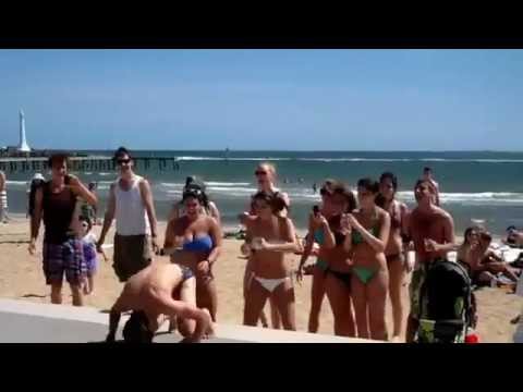 Il danse sur LMFAO à la plage et assure le spectacle !