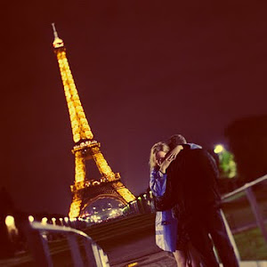 Somos la torre Eiffel encendida un 14 de febrero