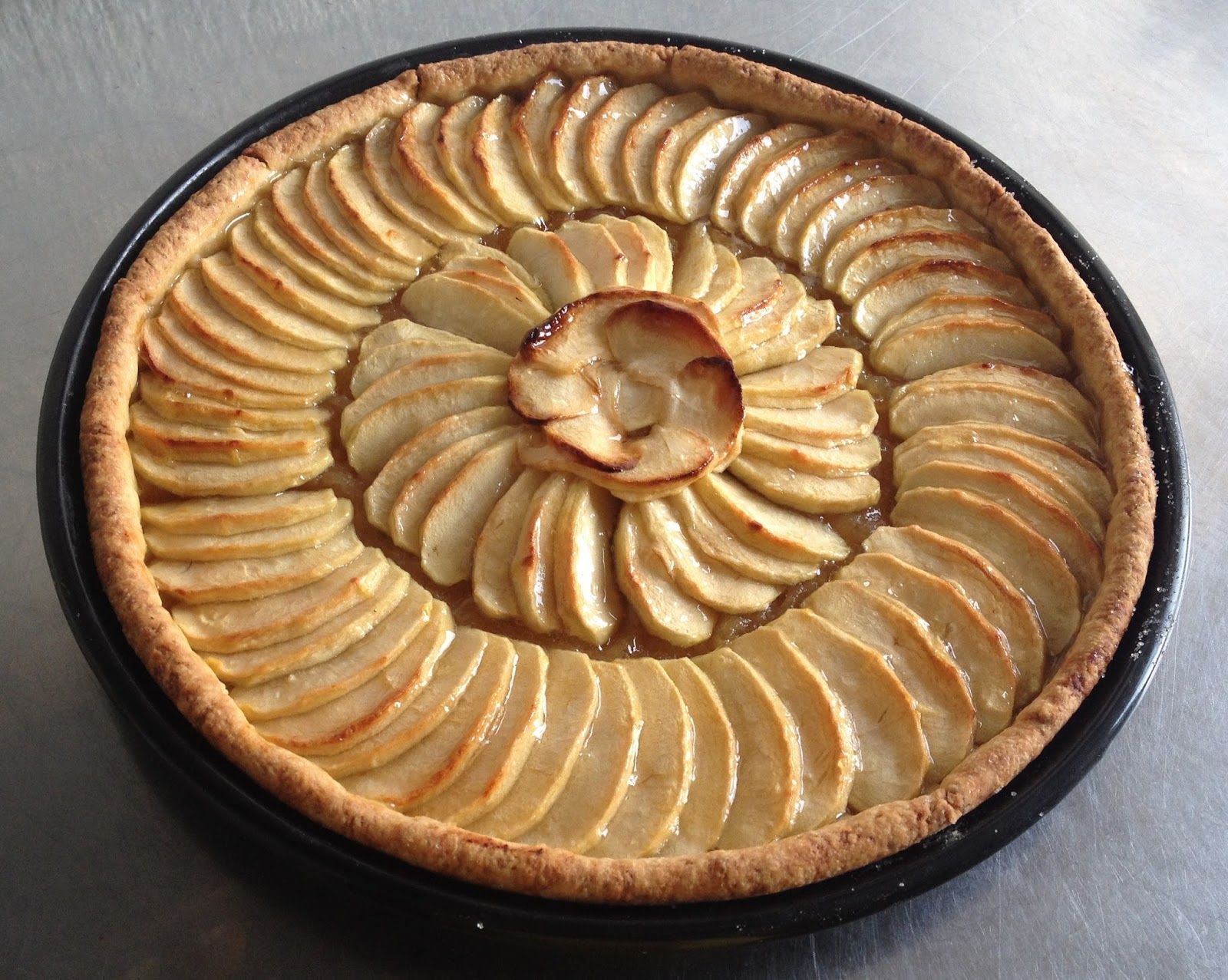 Laura's Gourmandises Classic apple tart with apple compote