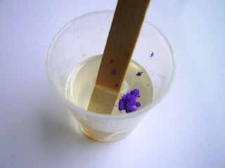Mixing Pearl-Ex powder in resin