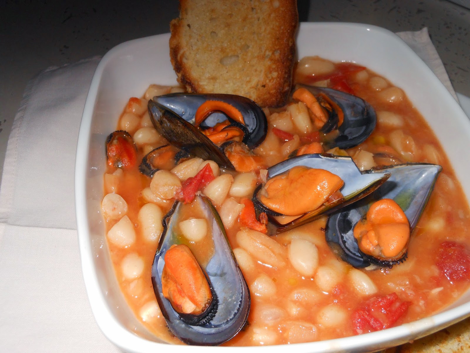 Provare Per Gustare... .. ZUPPA DI FAGIOLI CANNELLINI CON COZZE ..
