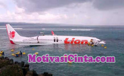 FOTO-FOTO KEJADIAN PESAWAT LION AIR JATUH DI LAUT BALI FOTO-FOTO KEJADIAN PESAWAT LION AIR JATUH DI LAUT BALI