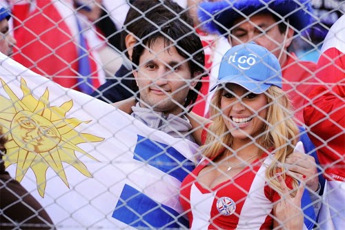 CĐV nữ gợi cảm cổ vũ tuyển Paraguay