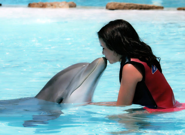 Carmen besando un delfín
