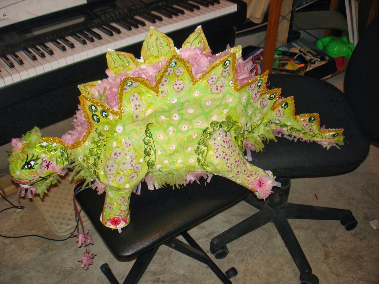 Mi Presencia en Papel Mache Piñata "Dinousario"