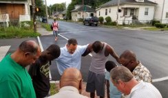 Governador sai às ruas para orar pela população e pedir a Deus intervenção contra surto de violênci