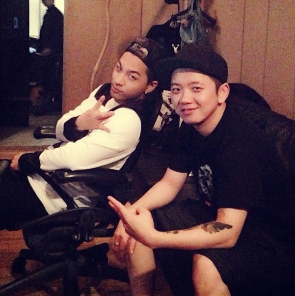 [03/06/14][PHOTO] Tae Yang cùng với nhà sản xuất "RISE" Screen+Shot+2014-06-03+at+12.46.59+AM