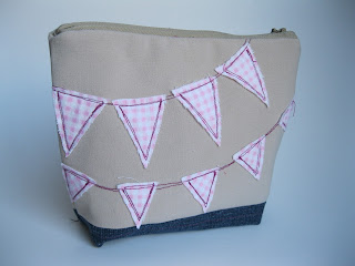 zippered pouch with bunting tutorial