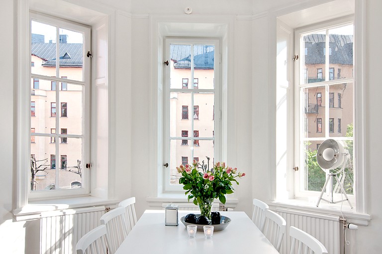 MEZCLA DE REVESTIMIENTOS Y SUTILES TOQUES DE COLOR EN UNA LUMINOSA