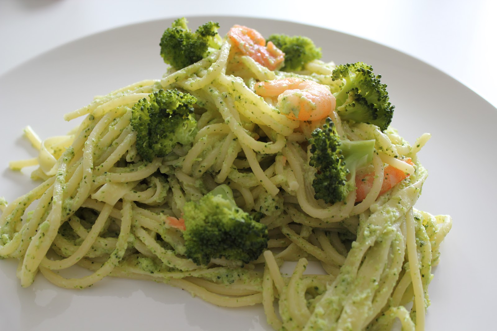 Het Kokend Water Pasta met zalm en brocollisaus