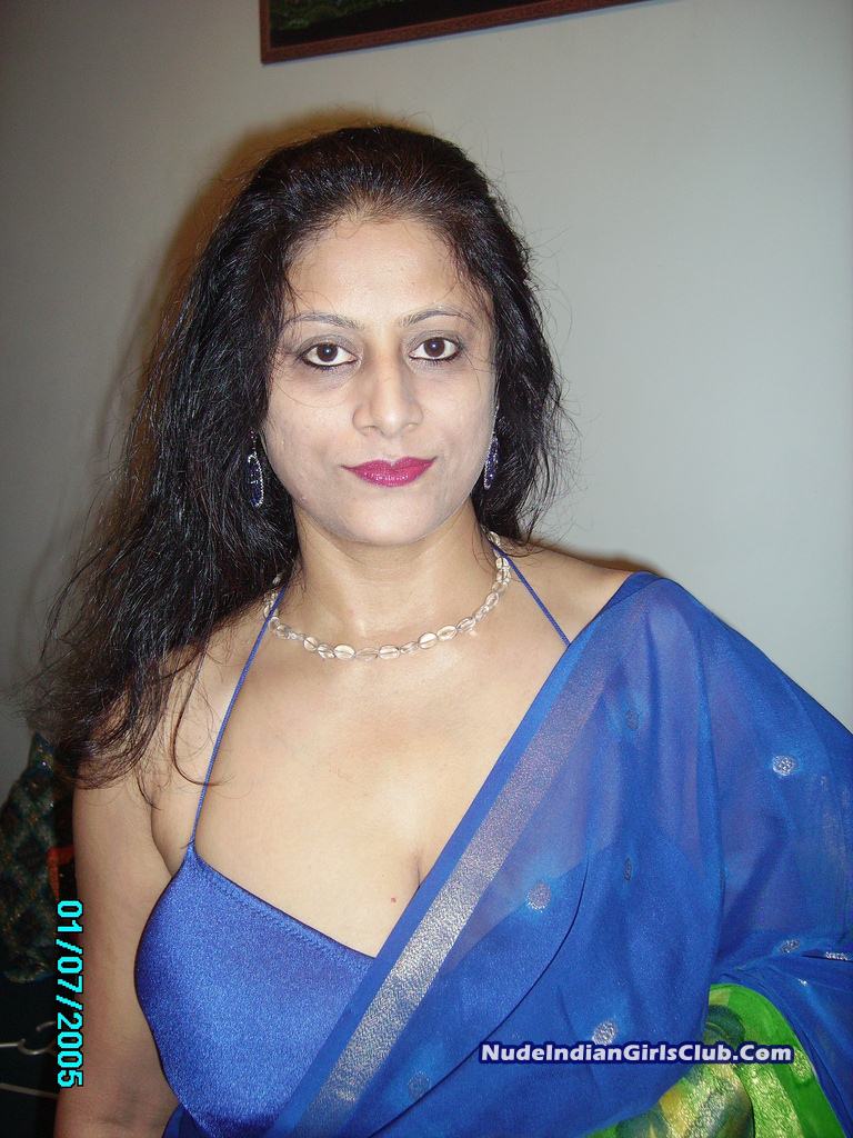 Aunty Removing Saree