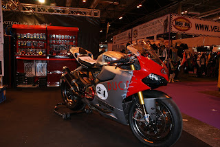 Coges una Ducati Panigale y mezclas el color original con un diseño retro muy Paul Smart... espectacular!