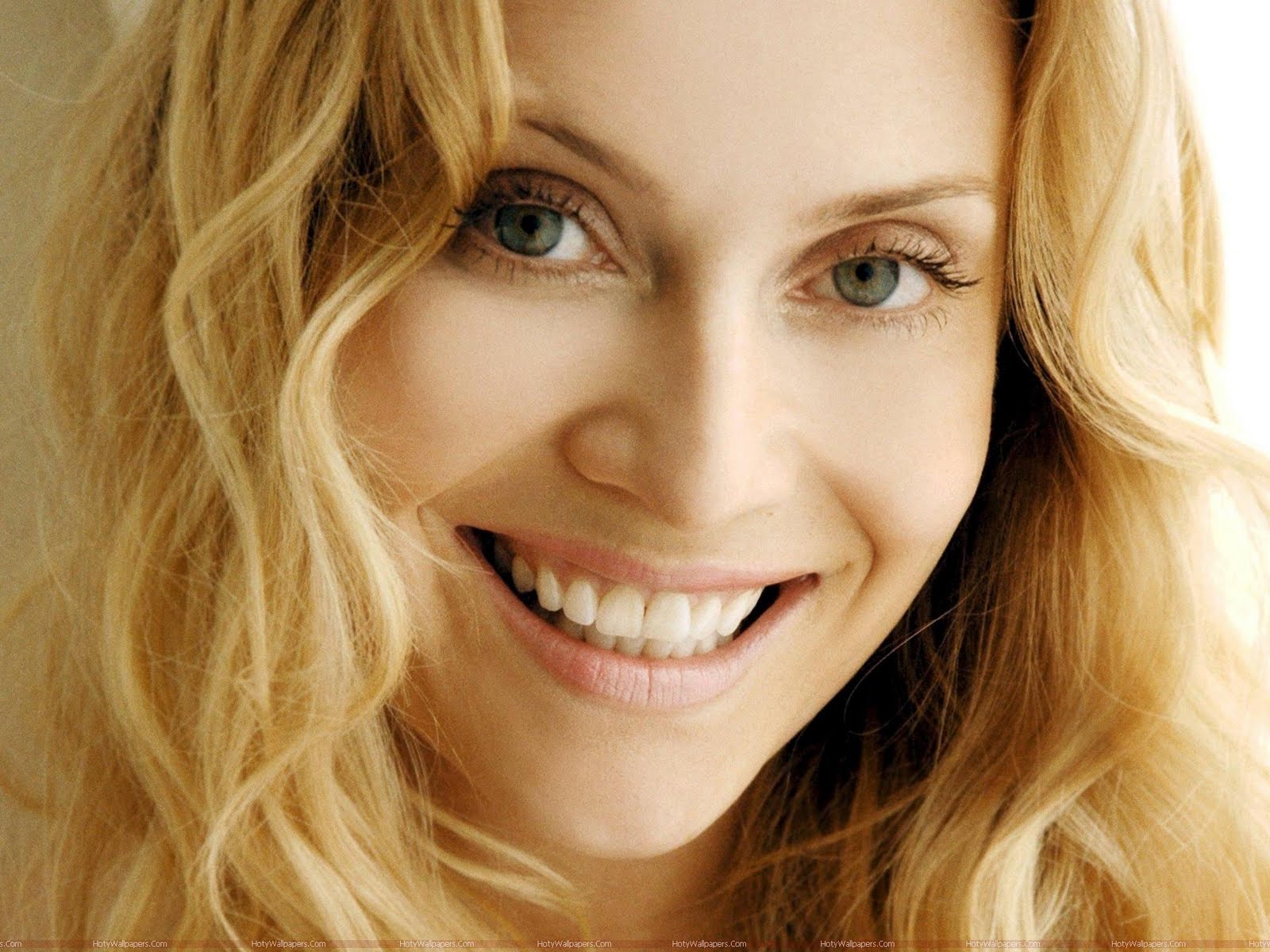 http://1.bp.blogspot.com/-qLat_DblCQA/TlPEpLYvOJI/AAAAAAAAJcA/ZSV0RASuDL0/s1600/Emily_Procter_wallpaper.jpg