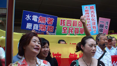 立委鄭汝芬、林滄敏帶著二林居民赴國科會抗議中科四期可能生變