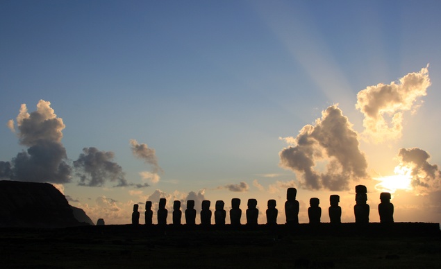 No destino mais remoto do mundo no meio do Oceano Pacífico: Easter Island  🗿 🫶🏻 Assistir o nascer do sol nesse lugar foi mágico! …