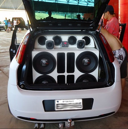 Caixa De Som Automotivo Para Corsa Sedan Punto Tuning Equipado Com Rodas Cromadas De Aro 17 Rebaixado Com A Instalacao De Uma Suspensao Mascara Nos Farois E Rodas Cromadas Som Automotivo Automotivo