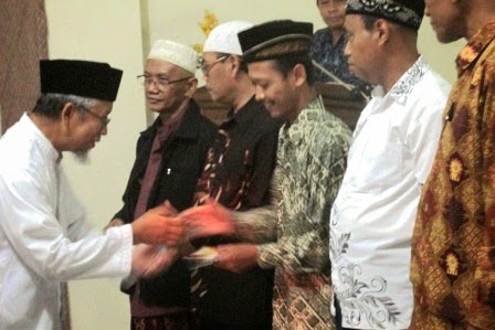 Drs. H. Abdullah Basri menyerahkan buku tabungan BTM Surya Drs. H. Abdullah Basri menyerahkan buku tabungan BTM Surya