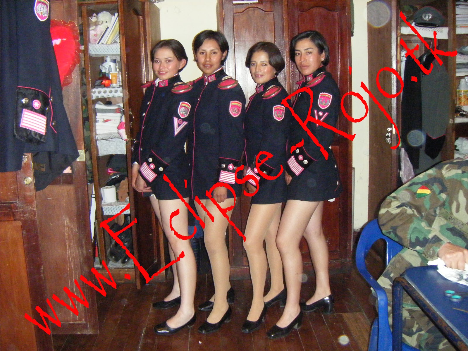 MUJERES DESNUDAS EN UNIFORME mujeres desnudas en uniforme: