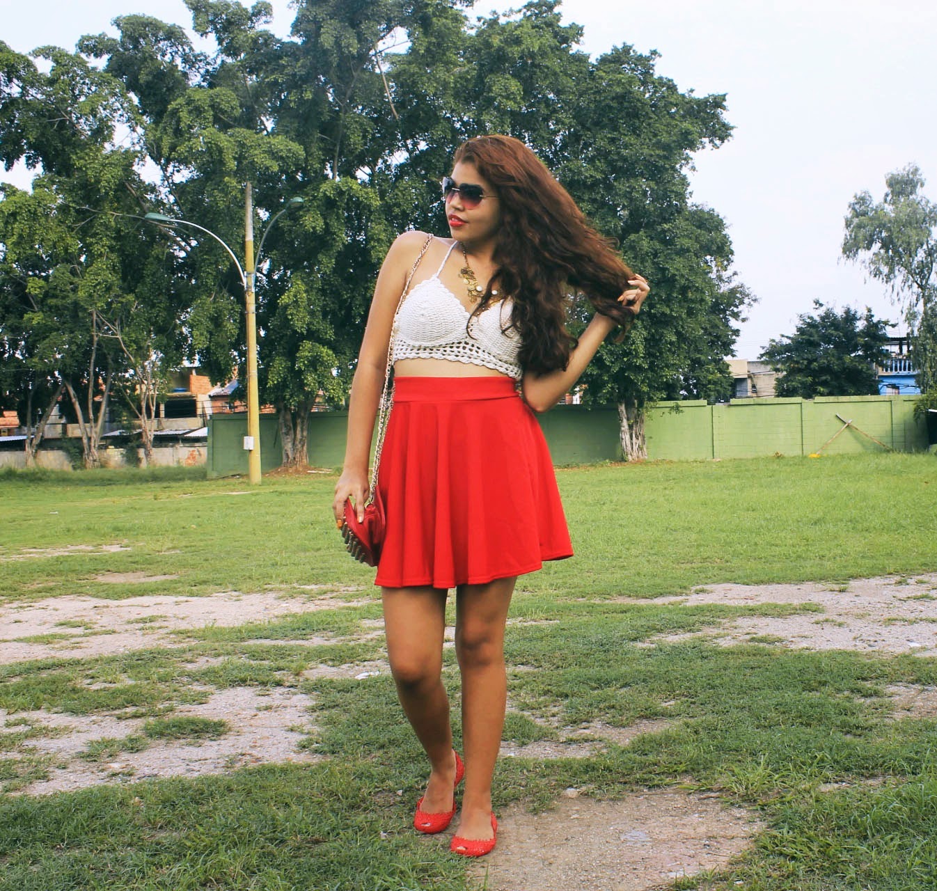 Look cropped de crochê, look saia vermelha, look romântico, look vermelho, chapéu floppy, oasap Look cropped de crochê, look saia vermelha, look romântico, look vermelho, chapéu floppy, oasap