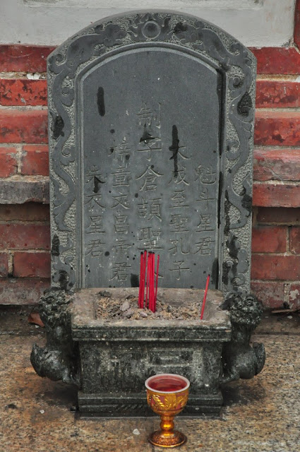 常民文化對敬字亭的崇敬，是每天都有人來燒香奉茶水的