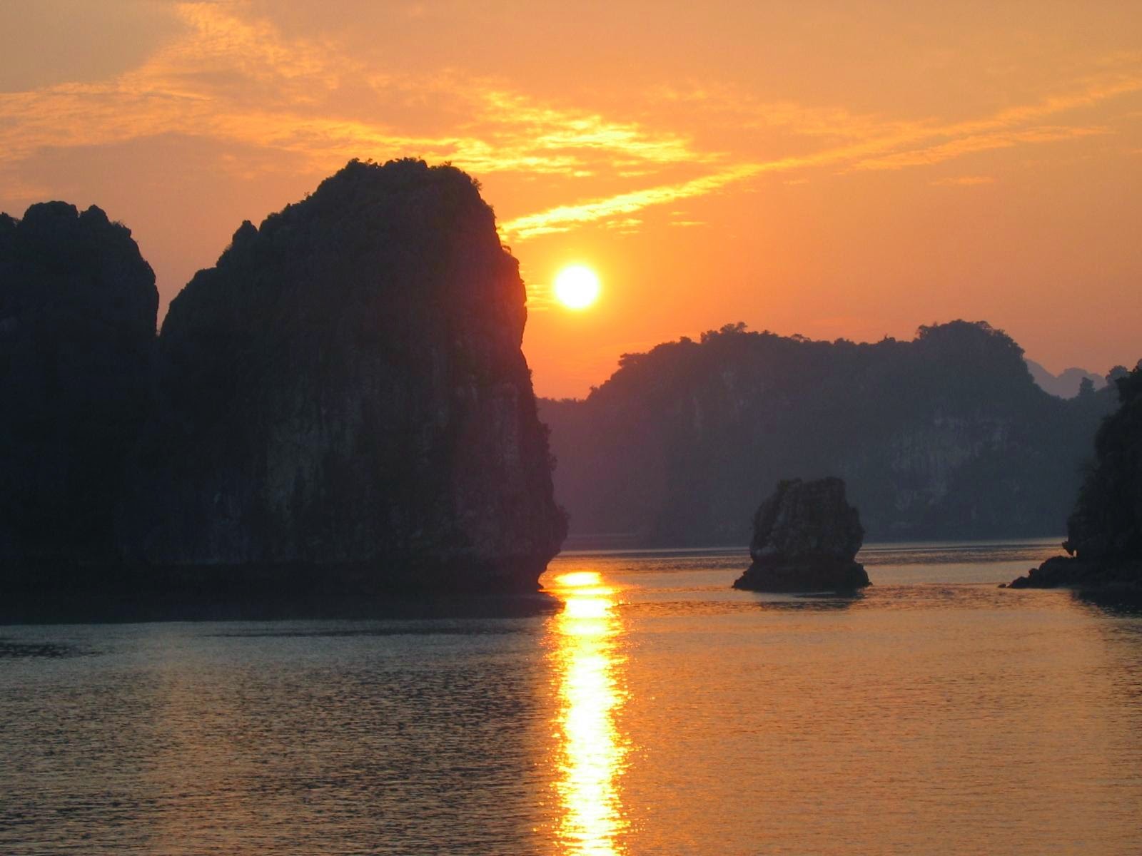 Collection photos of Sunrise and sunset in Ha Long bay one of the 7