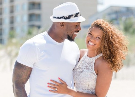 Vernon Davis met mooie, schattige, geestige, vrouw Janel Horne 