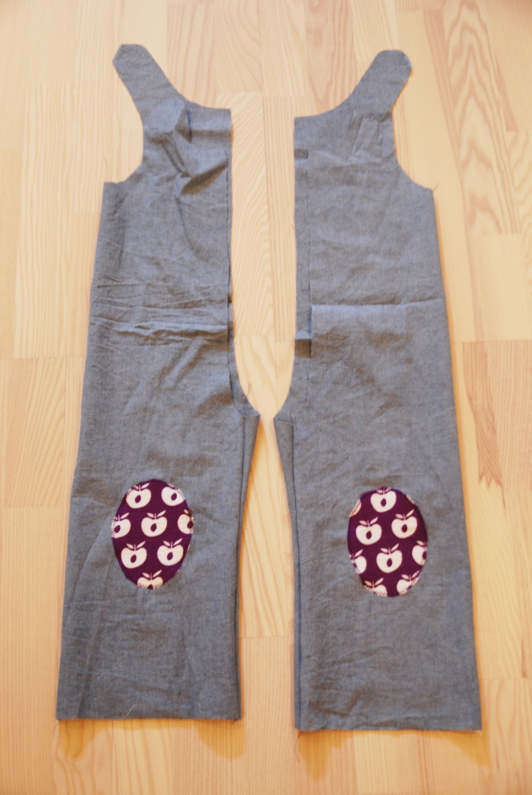 Barn Som Poserer Med Sine Sydde Bukser