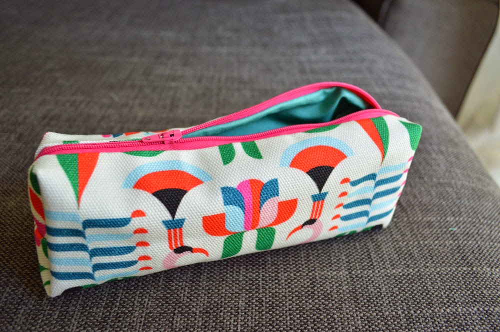 http://www.hannahinthehouse.com/d-i-y-tutorial-make-your-own-cosmetic-bag/
