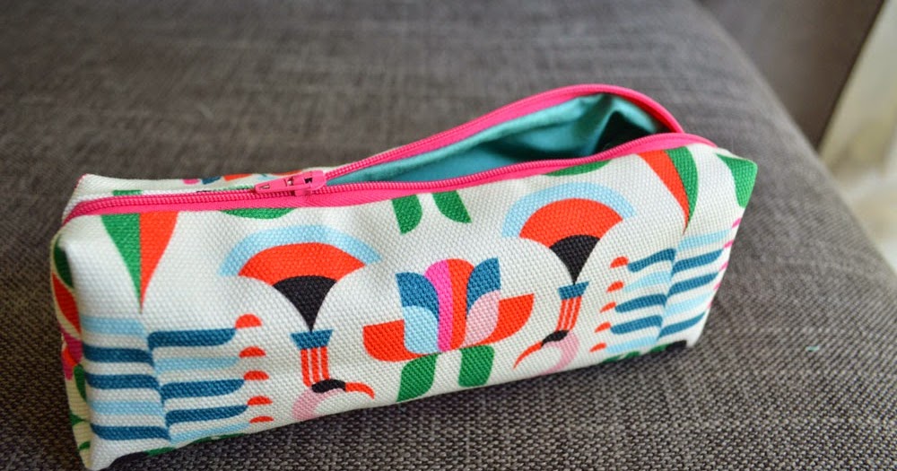 Totally Tutorials Tutorial How to Make a Zippered Cosmetic Bag