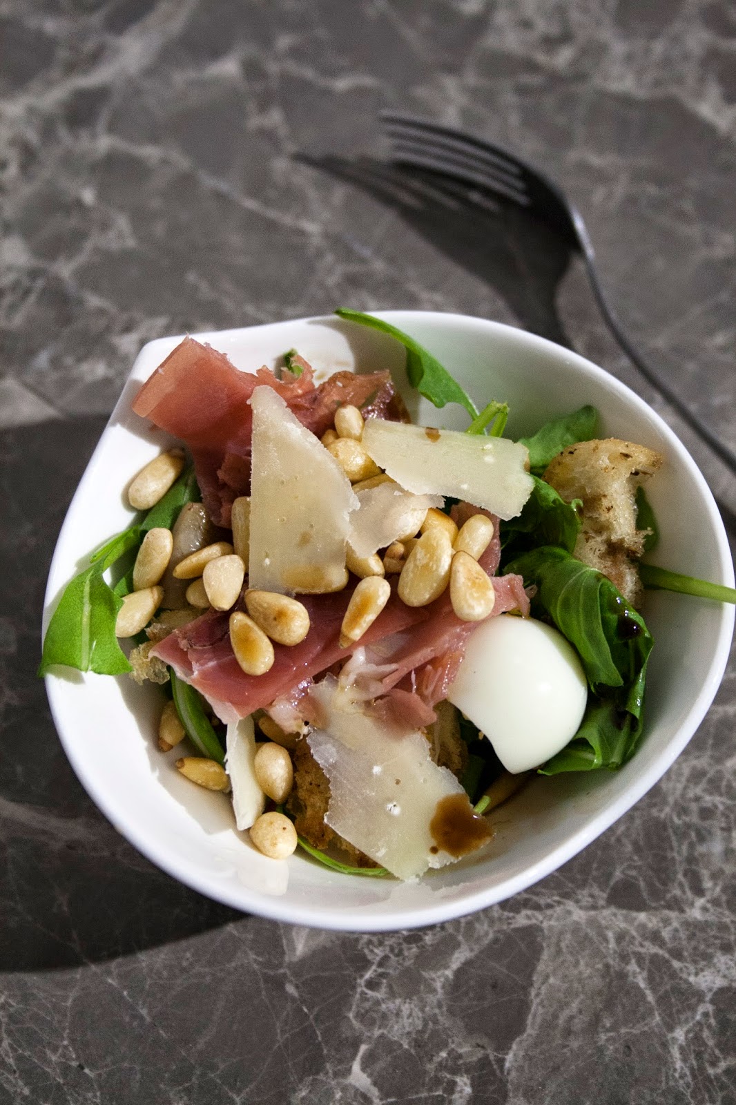 Salade van oesterzwammen met kwartelei en seranoham