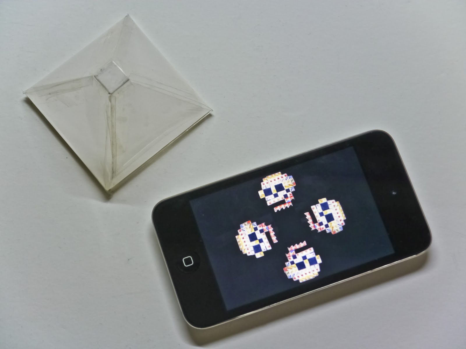 ÜBERNOTES Pepper's ghost 360° illusion pyramid