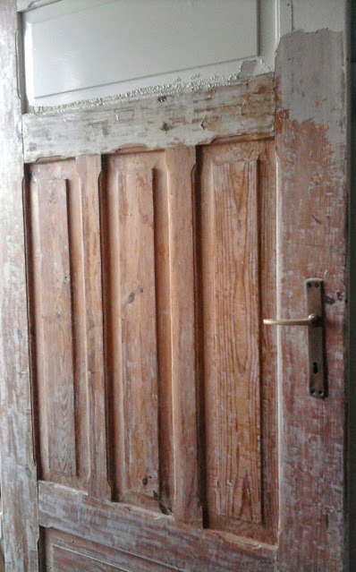 stare drewniane drzwi oczyszczone z farby