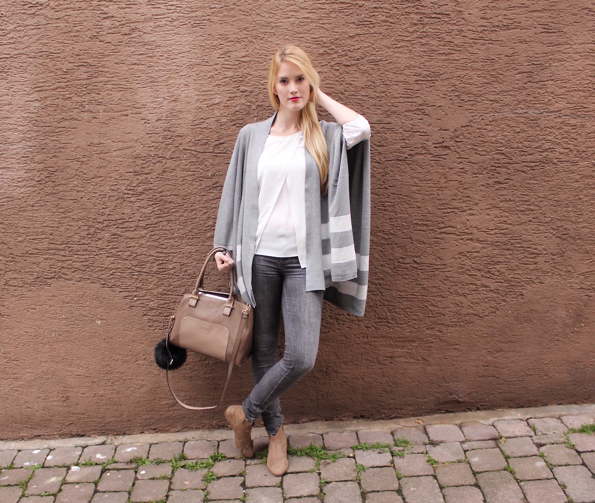 Fashion Look Outfit of the Day Cape grau weiß TheBlondeLion Pom Pom Tasche Fashion Look Outfit of the Day Cape grau weiß TheBlondeLion Pom Pom Tasche