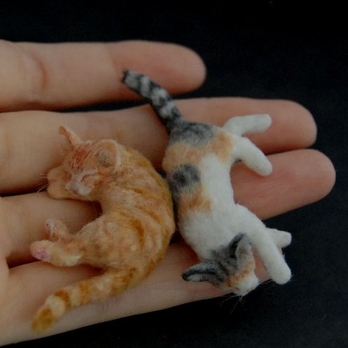 05-Cats-Sleeping-ReveMiniatures-Miniature-Animal-Sculptures-that-fit-on-your-Hand-www-designstack-co