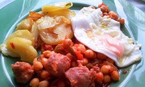 Garbanzos Con Butifarra, Patatas Y Huevo
