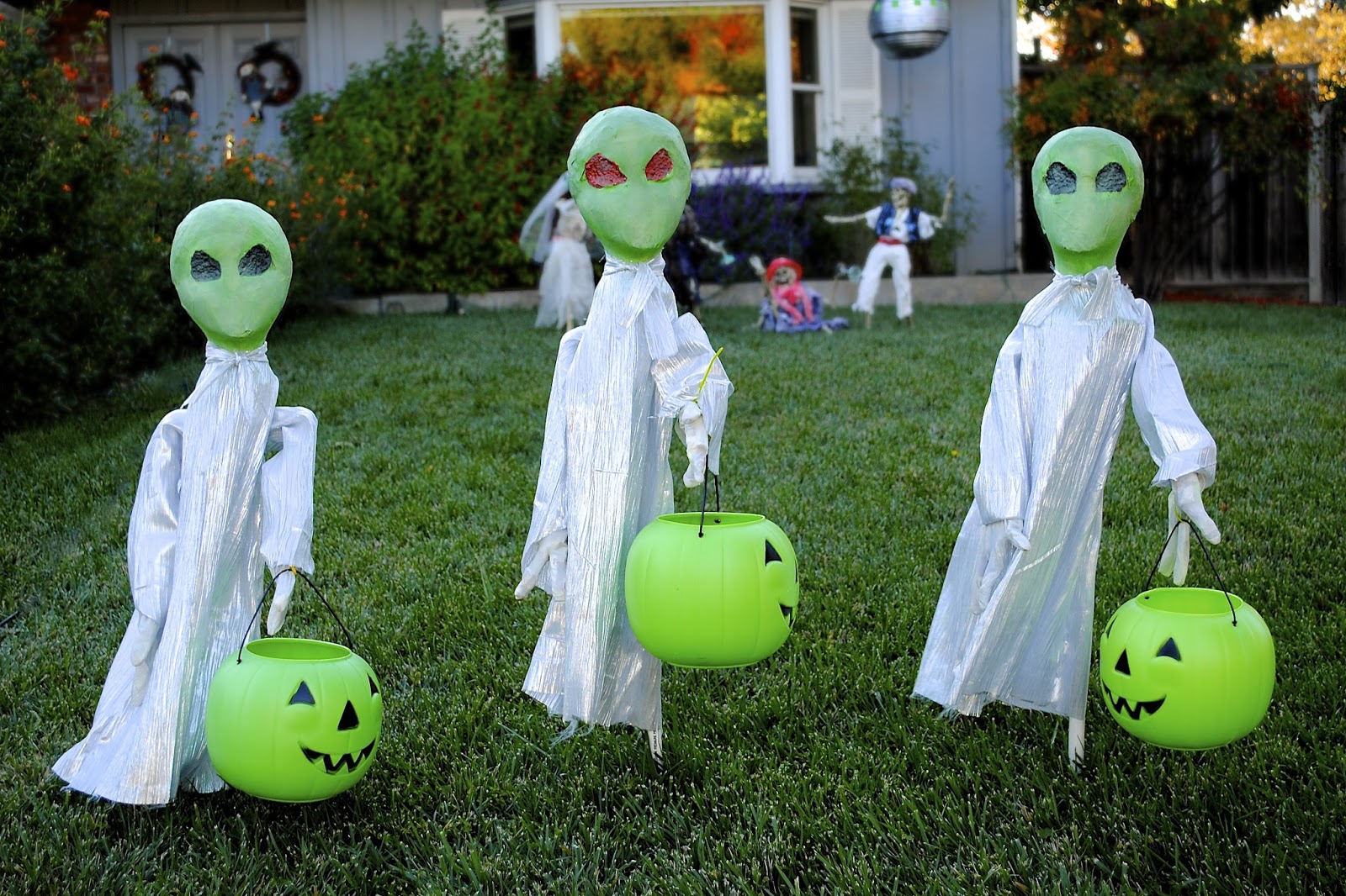 Splice! Pictures and Prose Trick or Treating Aliens