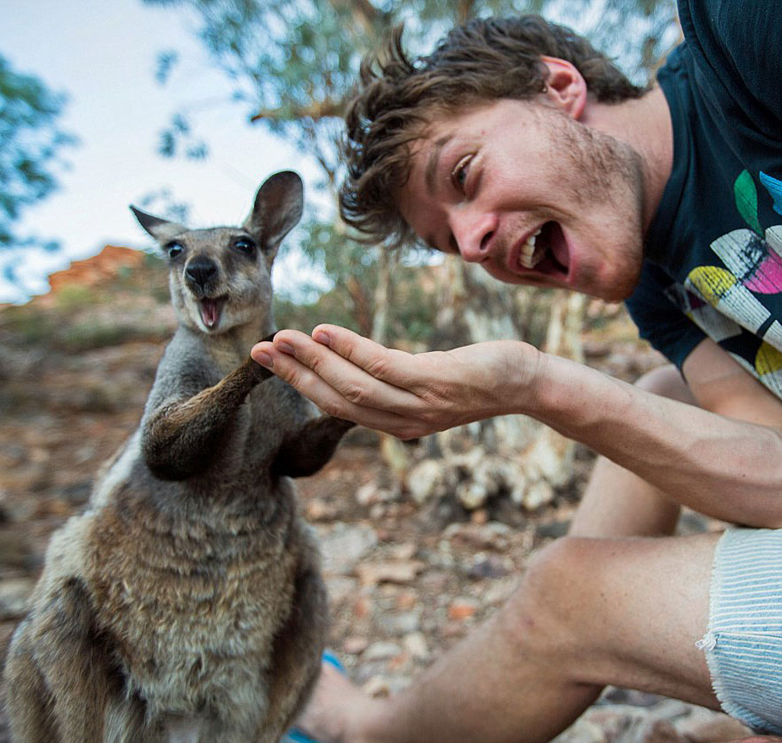 This Man Mastered The Art Of Animal Selfies! One With Parrot Is Priceless! This Man Mastered The Art Of Animal Selfies! One With Parrot Is Priceless!