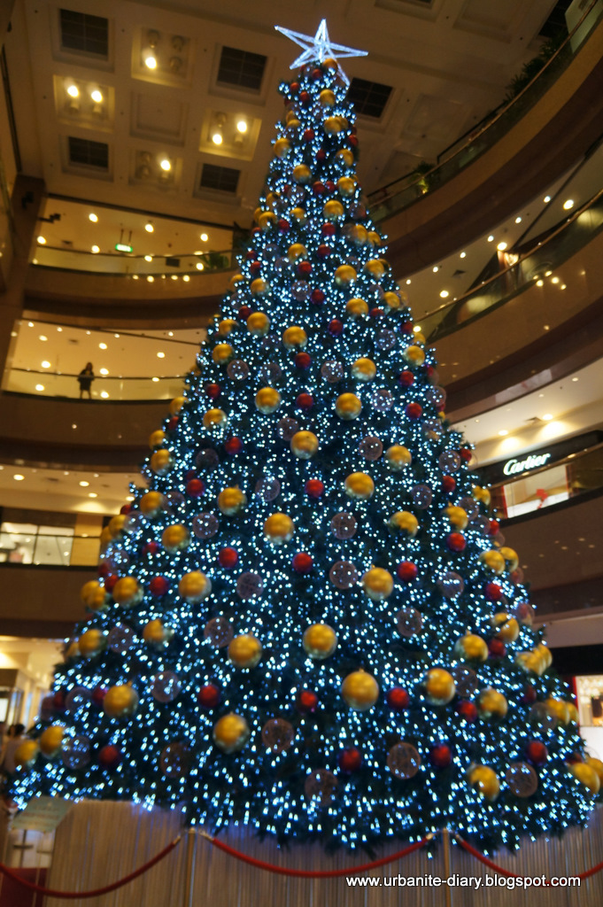 christmas tree at ngee ann city singapore christmas treee at