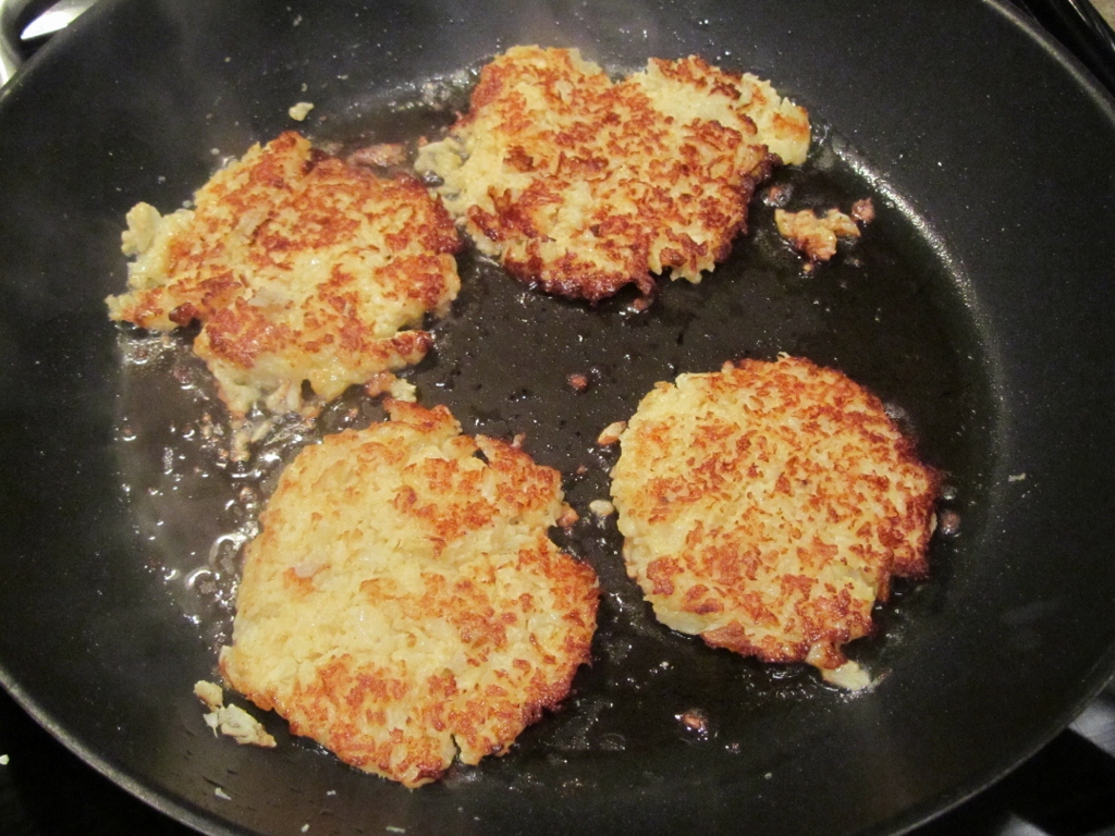 Live Light. Eat Right. Cheesy Cauliflower Cakes