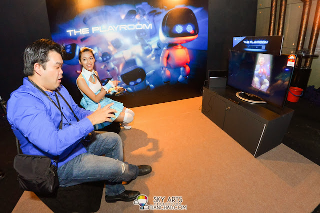 Media friend trying out the new PlayStation 4 "THE PLAYROOM" together with the model
