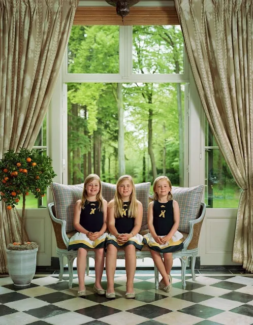 New Official Photos of King Willem Alexander , Queen Maxima and their daughters